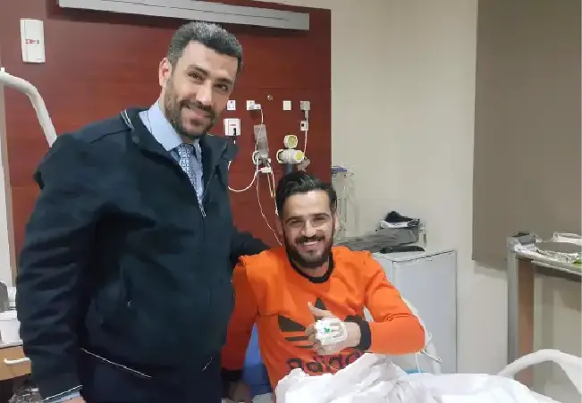 اللاعب أنس حجي مع الدكتور اسعد احمد استشاري جراحة المفاصل والاصابات الرياضية